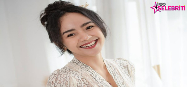 Ayu Puspa Senyuman yang Menyihir Dunia Maya